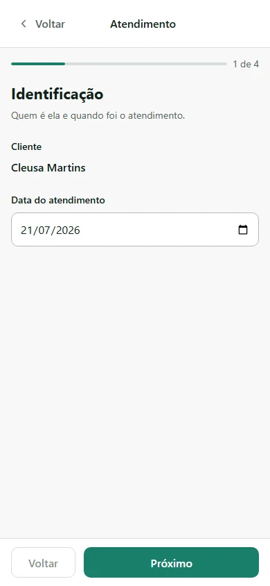 Tela de atendimento no celular, mostrando a etapa 1 de 4 chamada Identificação, com o nome da pessoa e a data do atendimento.